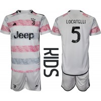 Otroški Nogometni dresi Juventus Manuel Locatelli #5 Gostujoči 2023-24 Kratek Rokav (+ Kratke hlače)